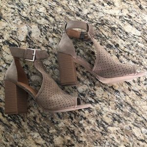 Universal Thread Open toe heels Size 10 Light Brown
